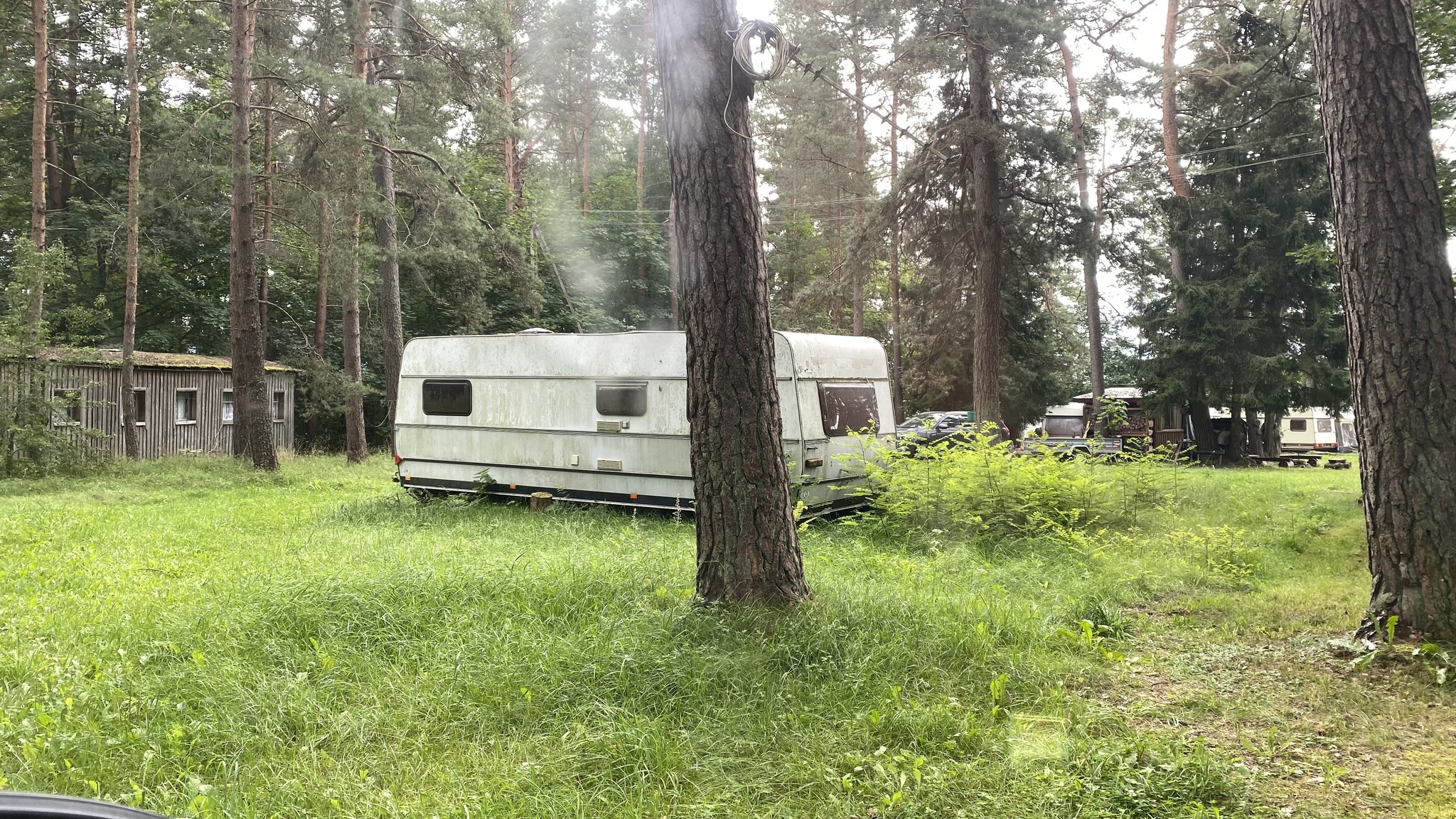 Gražutės regioninio parko ežerų pakrantės nustatytos vagonėliais, nameliais ant ratų